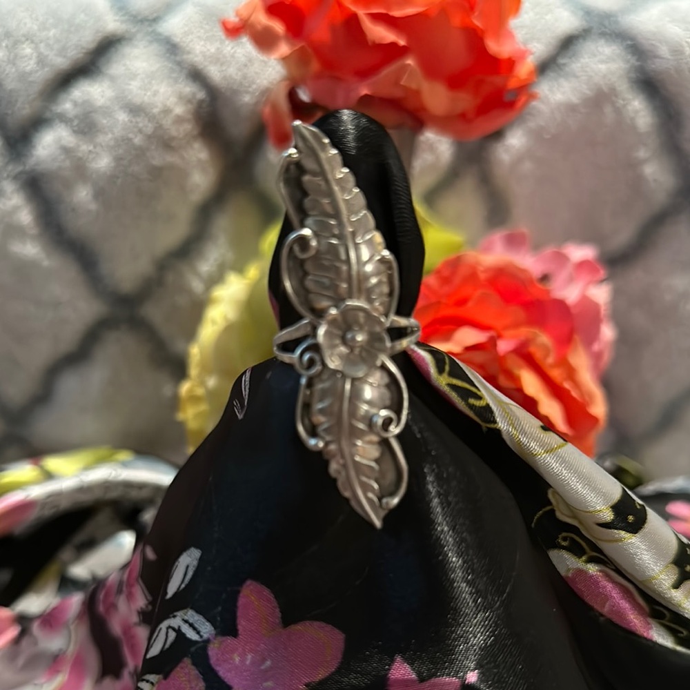 Sterling Silver Ring 💍 Beautifully Crafted flower 🌺 with leaves on both sides.